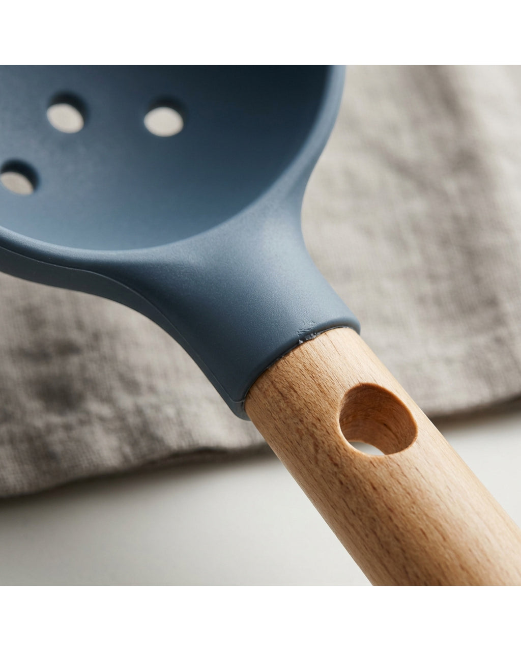 Gaue Wood-Handle Silicone Perforated Scoop 32 cm Slate Blue - Detail view