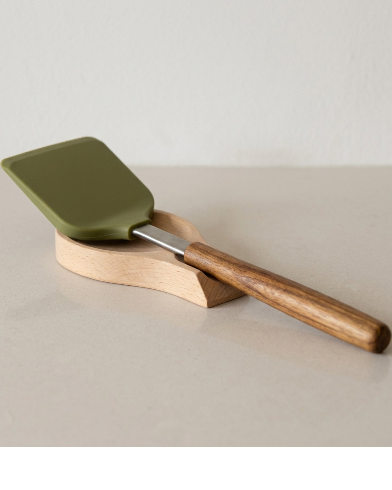 Gaue Wood-Handle Silicone Solid Turner 32 cm Olive - Lifestyle view